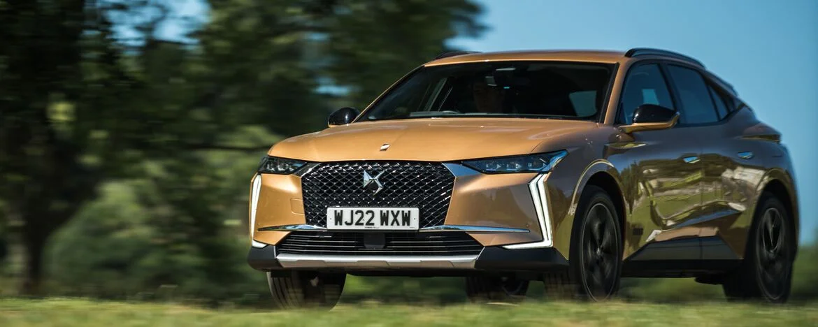 2022 DS 4 E-Tense Cross driving