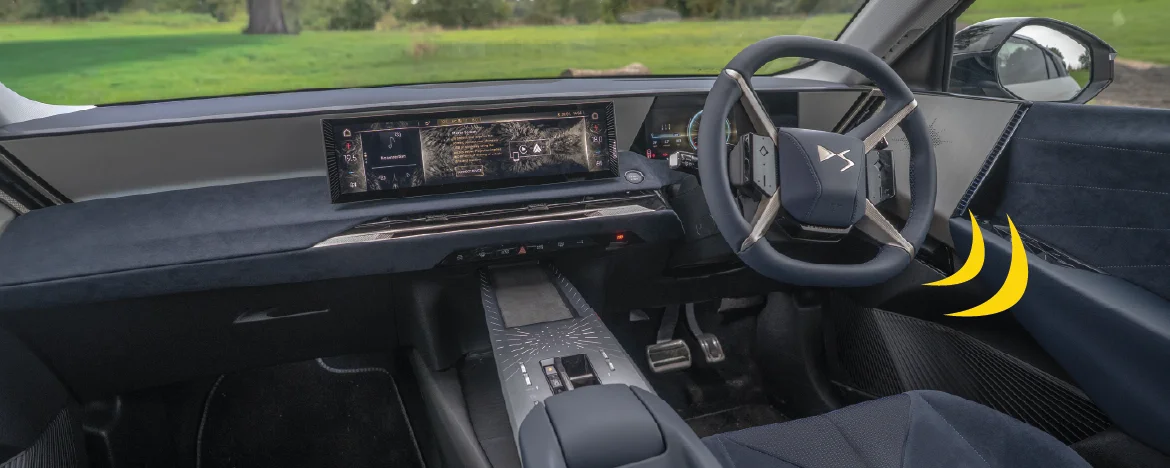 DS N°8 front interior