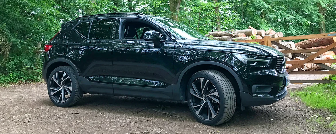 Volvo-xc40-parked-in-woodland