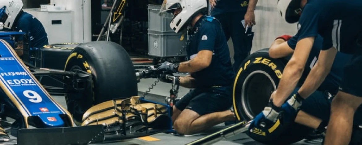 F1 tyre change