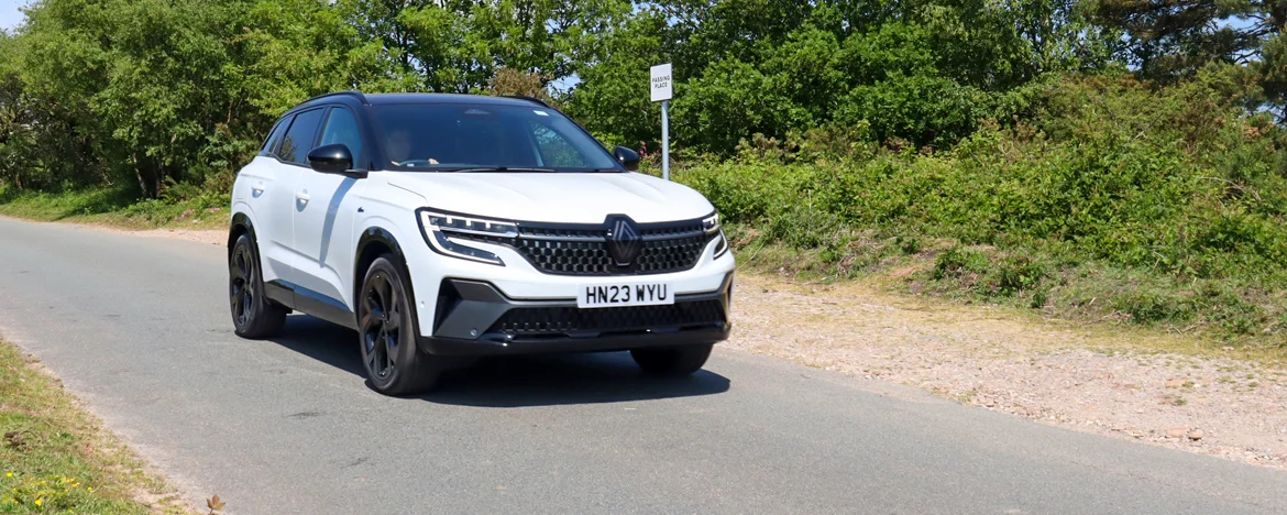 Renault Austral E-Tech driving on country lane