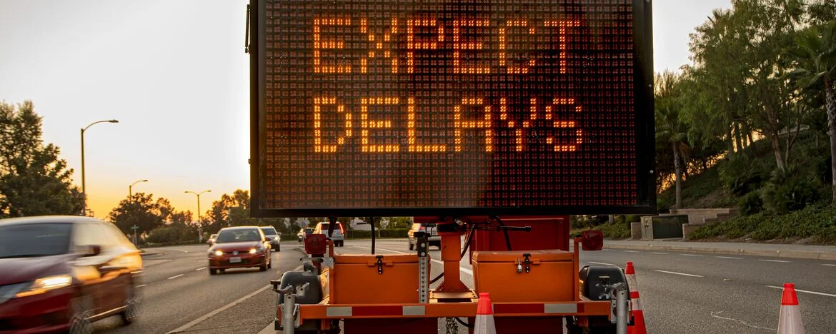 Electronic road sign indicating delays
