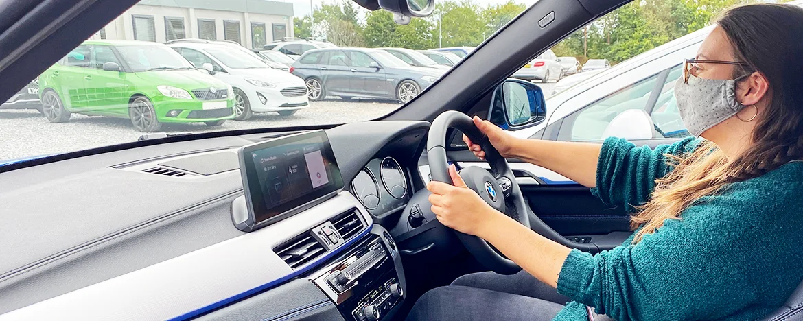 Woman-driving-car-in-face-mask